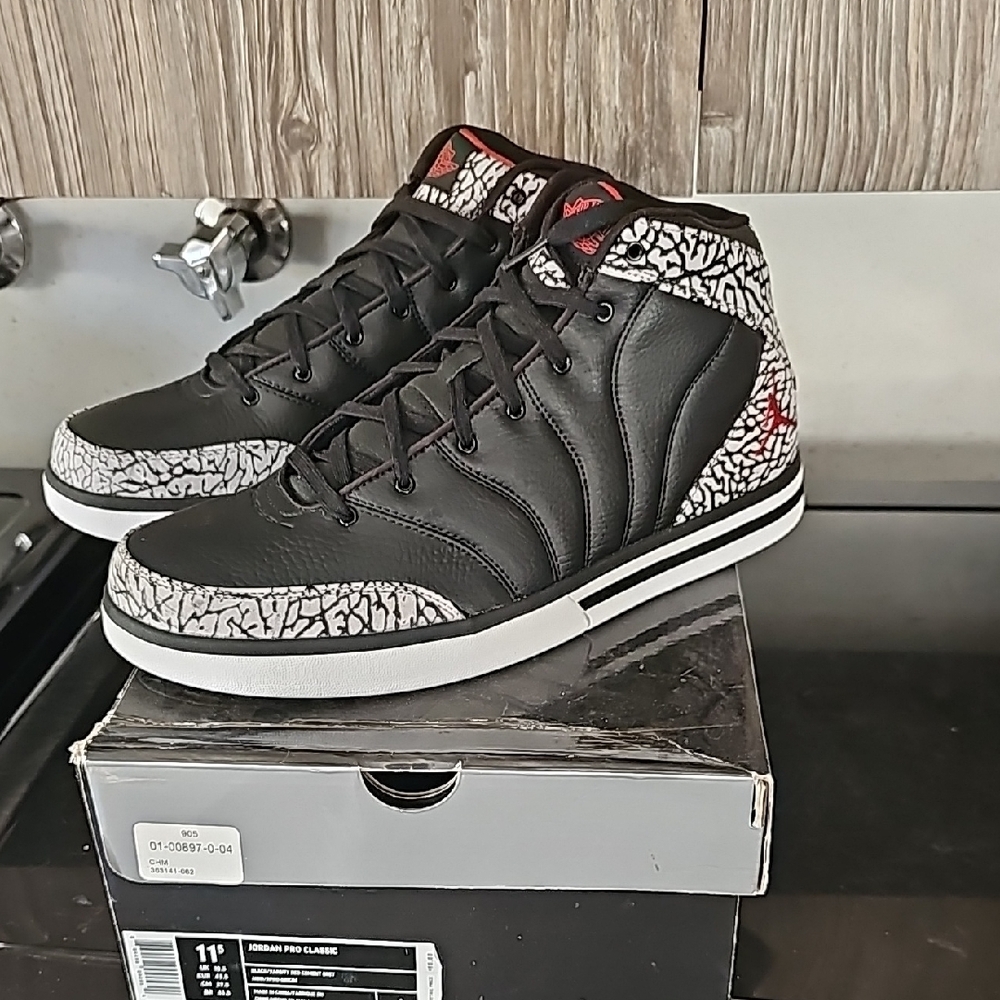 Mike Air Jordan Black and White Sneakers